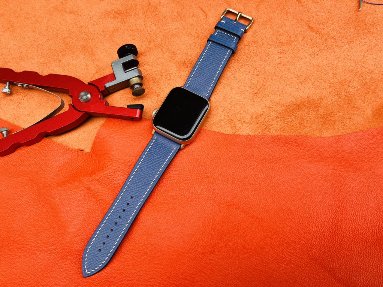 Apple Watch レザーストラップは、ブルーカラーの高品質フレンチエプソム牛革を使用（送料無料）