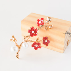 『寒い冬に咲く赤い梅の花の風情ブローチ』 1枚目の画像