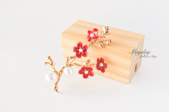 『寒い冬に咲く赤い梅の花の風情ブローチ』 1枚目の画像