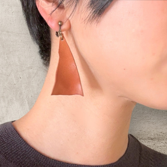 風に揺れる革端のイヤリング(ナチュラルブラウン)】個性的な形と軽さが