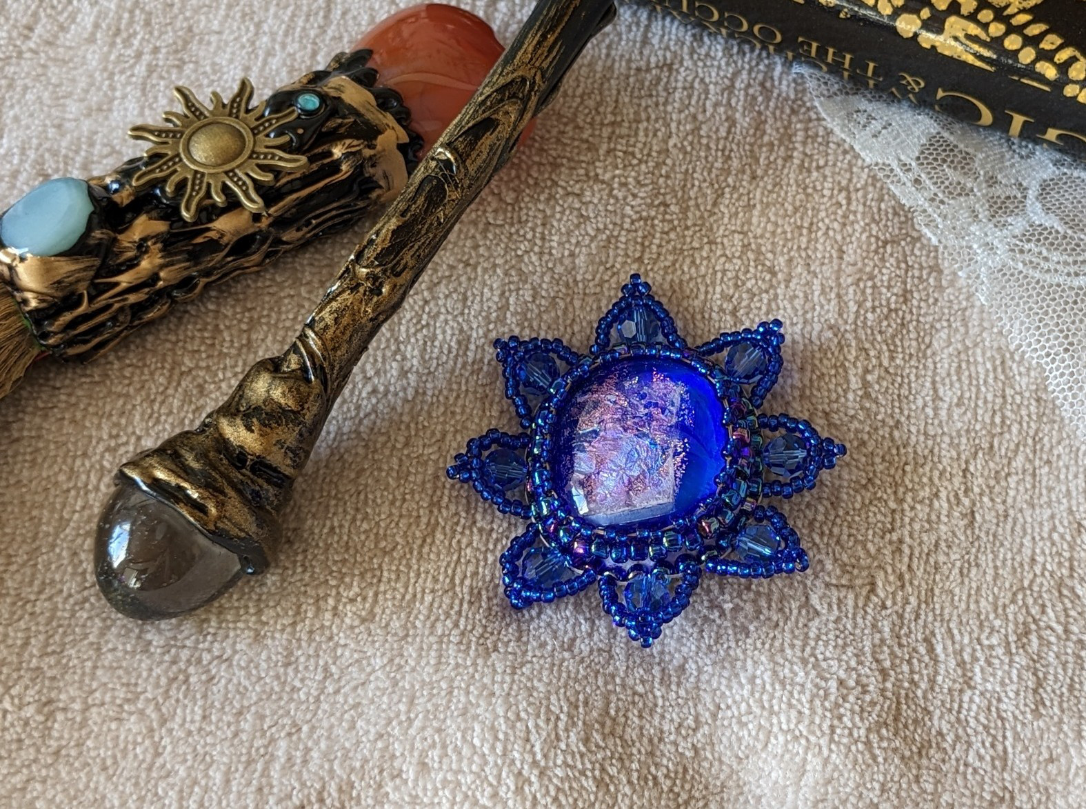 ブローチ　和モダン　ビーズステッチ