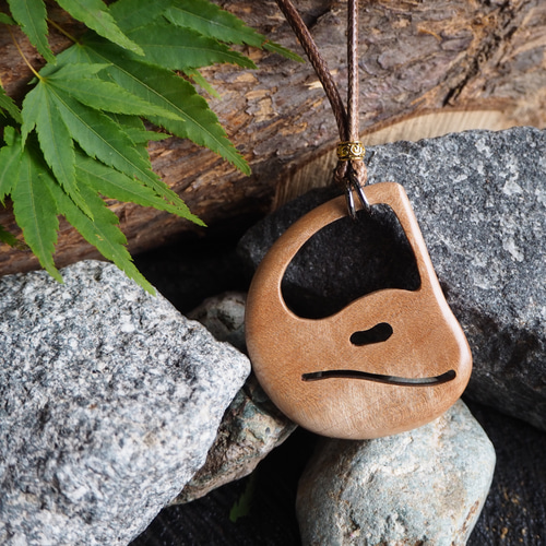 ライアーを模した木製ペンダント（欅・楓・桑） ネックレス