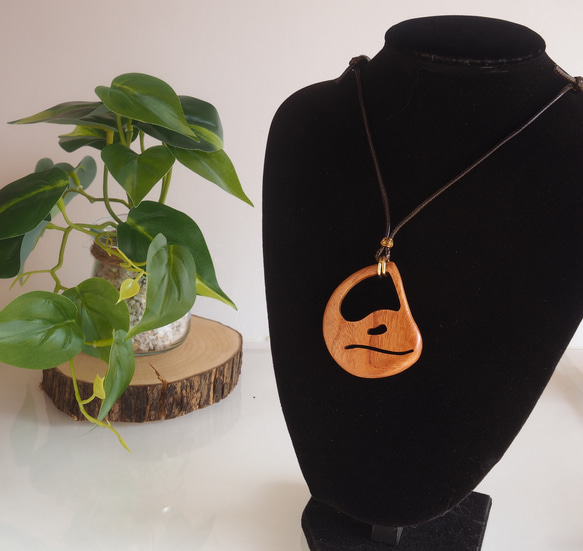 ライアーを模した木製ペンダント（欅・楓・桑） ネックレス