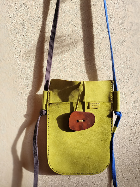 大きなボタンのポシェット　ピスタチオ　オイルヌメ（シュリンク）　手織り紐 1枚目の画像