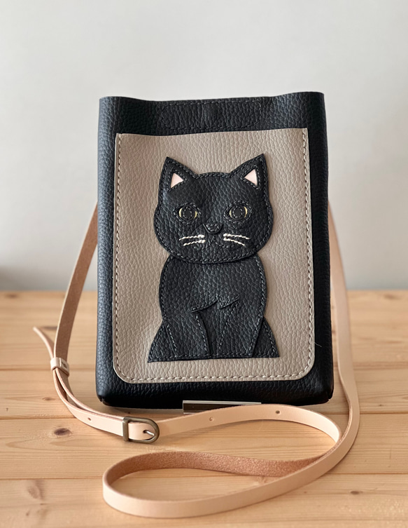 猫好きが作ったスマホポシェット＋(プラス)黒猫　黒本牛革ポシェット　送料無料　手縫い 1枚目の画像