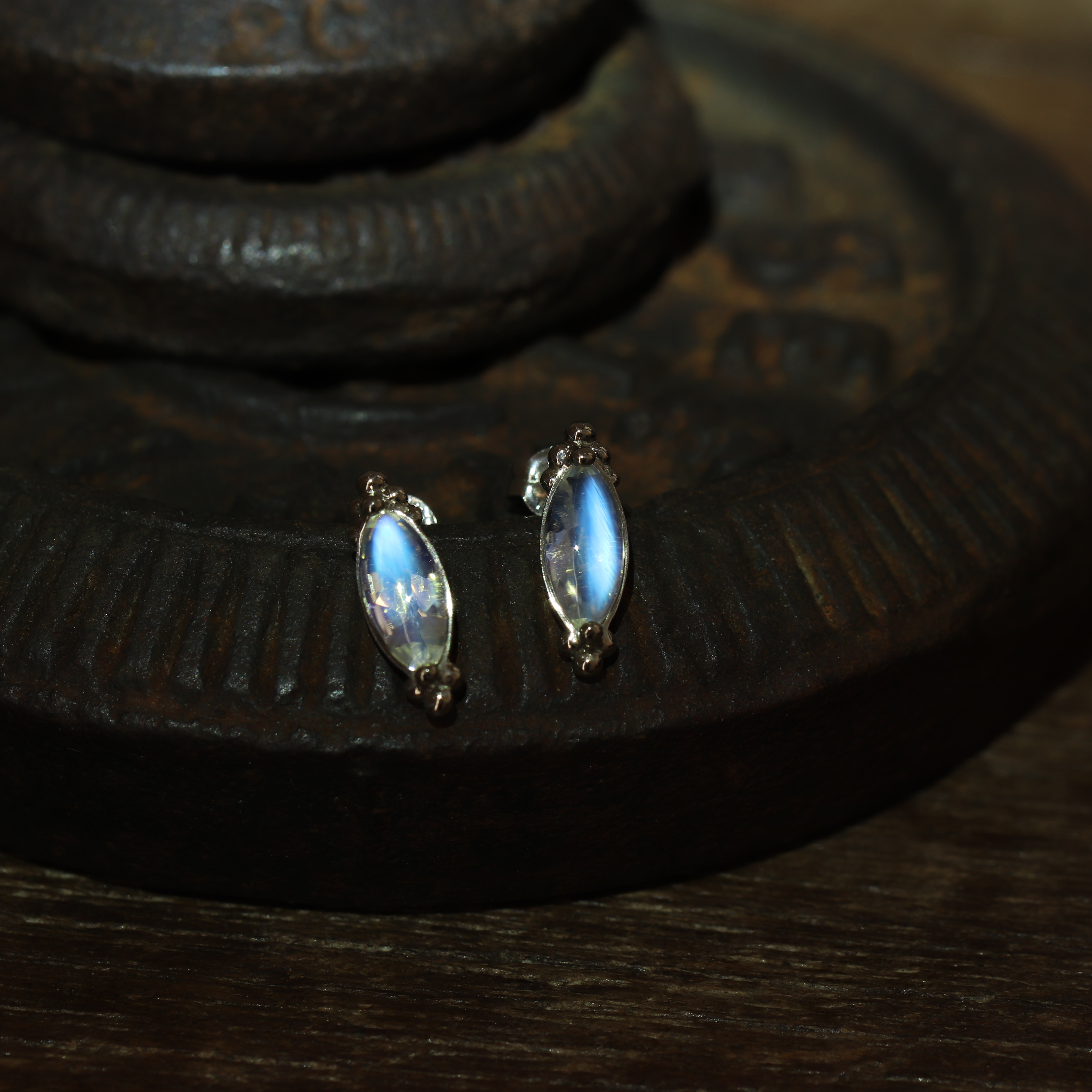 ムーンストーンピアス【K18WG】両耳1セット