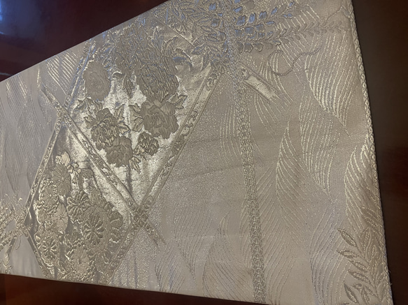 2467豪華刺繍の袋帯リメイク　正絹テーブルランナー　お正月に！ 2枚目の画像