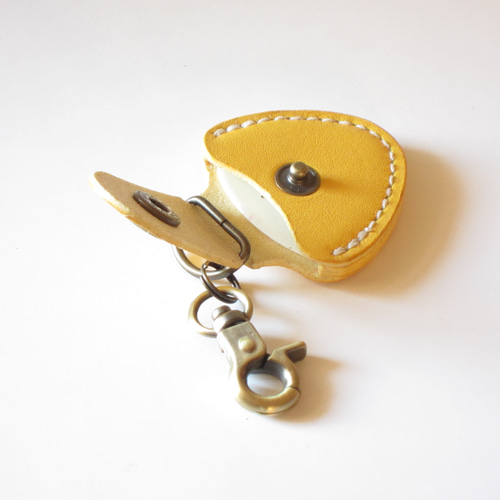 □ ギターピックケース：黄色□約W44xD13xH43（革部分）・85 小銭入れ