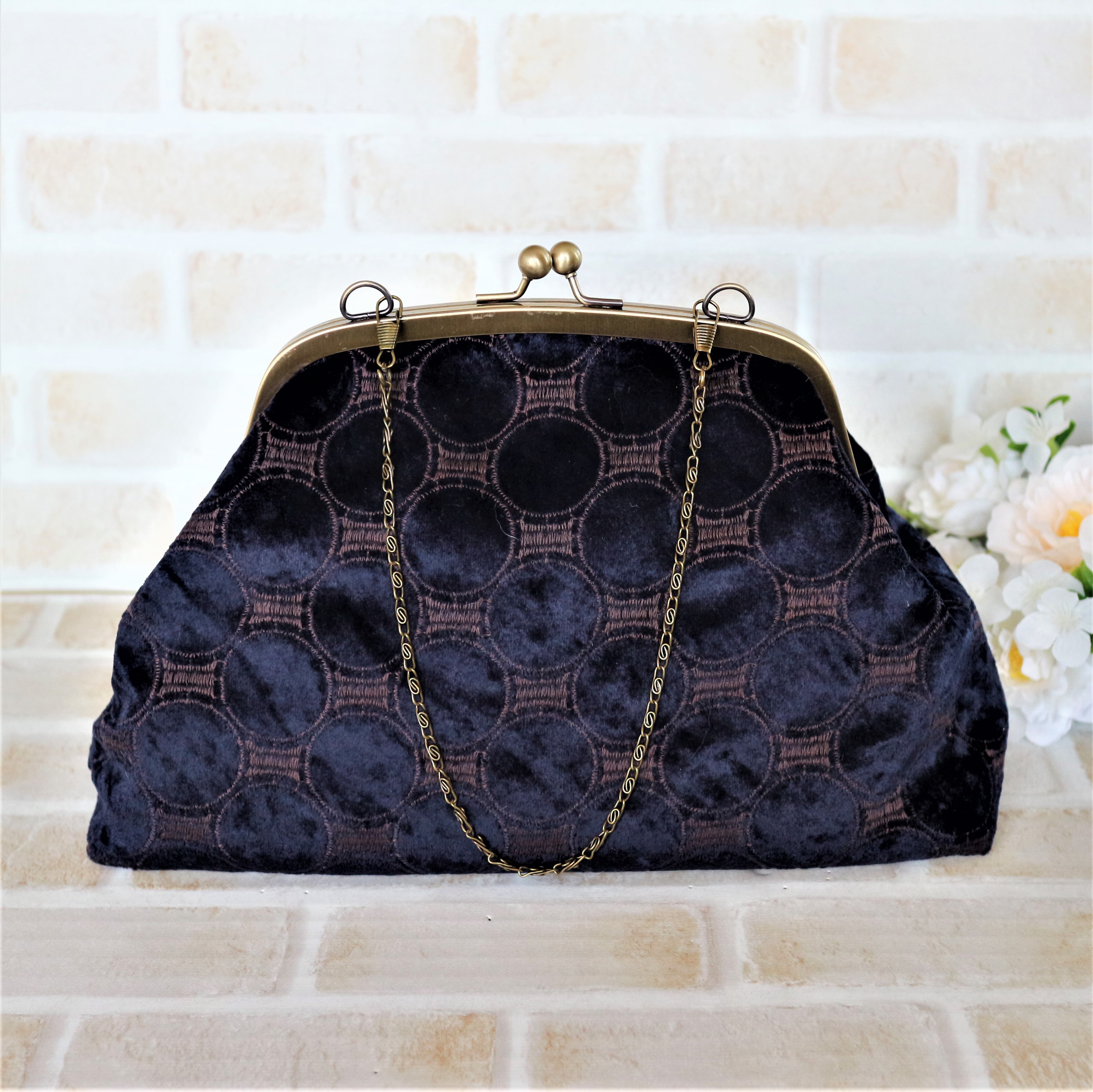 美しいベロア刺繍生地のがま口バッグ（サークル ネイビー