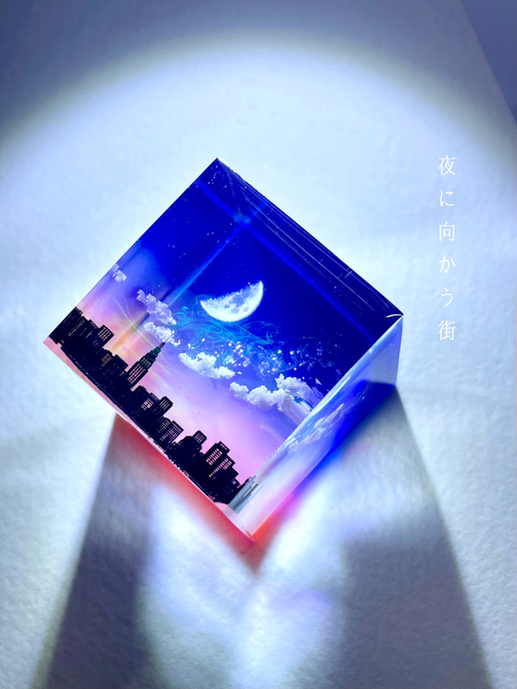 【受注製作】情景レジン-夜に向かう街（3cm) 月/空/プレゼント 1枚目の画像