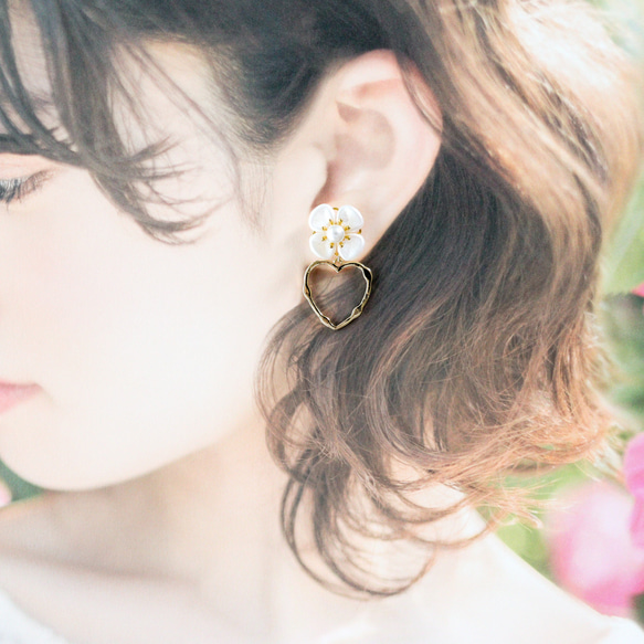 【SALE】ガーリーなお花とゴールドハートフープの耳飾り ❁ ピアス イヤリング 4枚目の画像