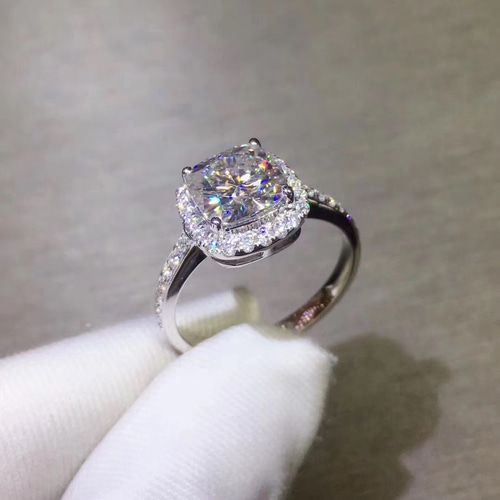 newデザイン】輝くクッションカット モアサナイト ダイヤリング K18WG