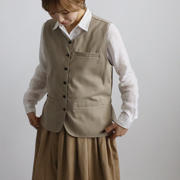 ⁂ラスト2　最終ＳＡＬＥ　コットンチノ生地　裏地付　ポケット付　ベスト　ジレ　後ろリボン紐付き　ゆったり　Y98V