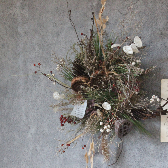 松を使った草花の和リース№1　　＊＊　　ルナリア　　しめ縄　正月飾り 5枚目の画像