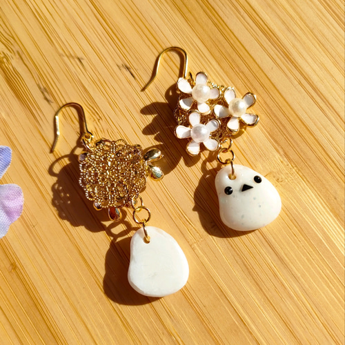 No.610-A　シマエナガ☆お花☆パール☆レジンピアス・イヤリング(丸型) No.610-A シマエナガ☆お花☆パール☆レジンピアス・イヤリング(丸型