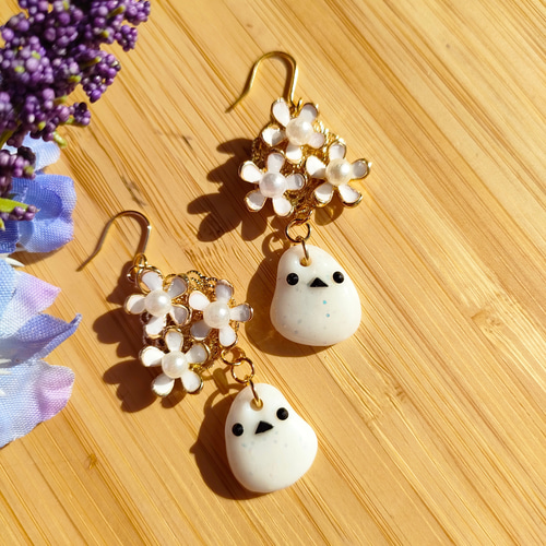 No.610-A　シマエナガ☆お花☆パール☆レジンピアス・イヤリング(丸型) シマエナガ と 花 の レジン ピアス /イヤリング ピアス（フック