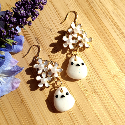 シマエナガ と 花 の レジン ピアス /イヤリング ピアス（フック