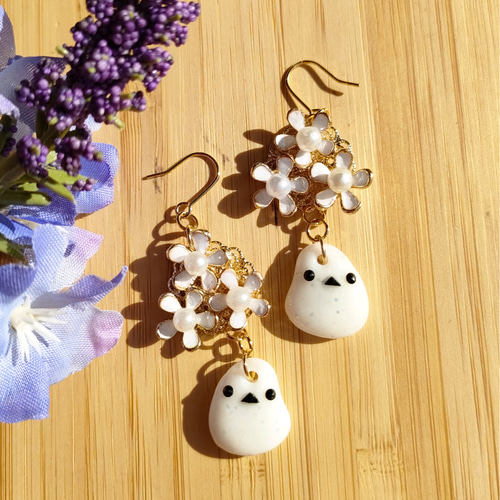 シマエナガ と 花 の レジン ピアス /イヤリング ピアス（フック