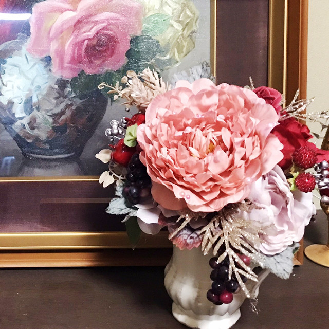 ピンクの花瓶とアレンジメント