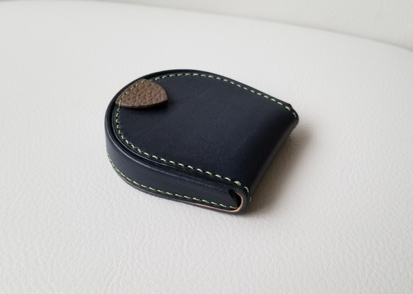 『手縫いでしか作れないコインケース』馬蹄型コインケース（イタリアンレザー　ネイビー） 2枚目の画像