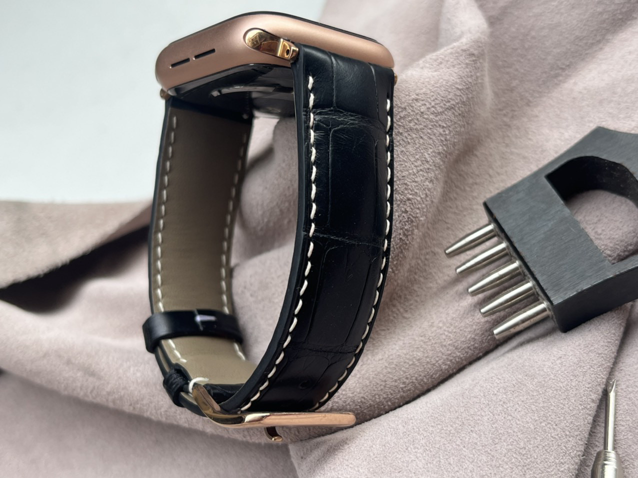 Apple Watch レザーストラップは高品質なブラックフレンチクロコダイルレザーを使用（送料無料）