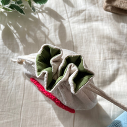 きのこのおうち　巾着袋　ポーチ　メイクポーチ　きのこ　ナチュラル　ギフト　植物　もこもこ　刺繍　パンチニードル　北欧雑貨 5枚目の画像