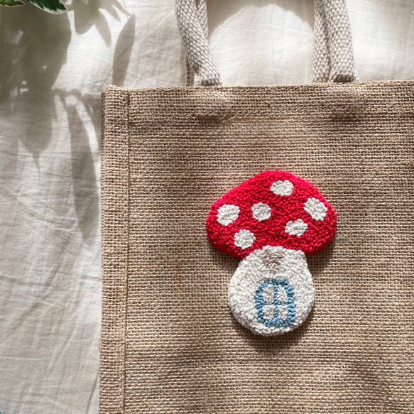 きのこのおうち　ジュートバッグ　ランチバッグ　植物　もこもこ　刺繍　赤　きのこ　子供　北欧　パンチニードル　ナチュラル 3枚目の画像