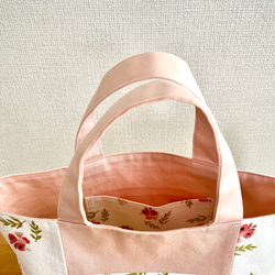 小花とピンクのトートバッグ/ピンクが可愛い/横長トートバッグ/お散歩バッグ、ランチバッグ、サブバッグ 3枚目の画像