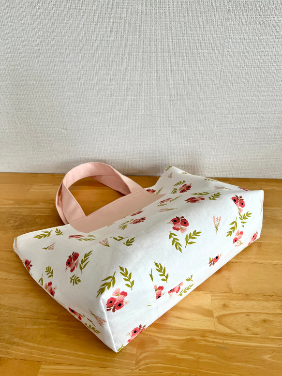 小花とピンクのトートバッグ/ピンクが可愛い/横長トートバッグ/お散歩バッグ、ランチバッグ、サブバッグ 6枚目の画像
