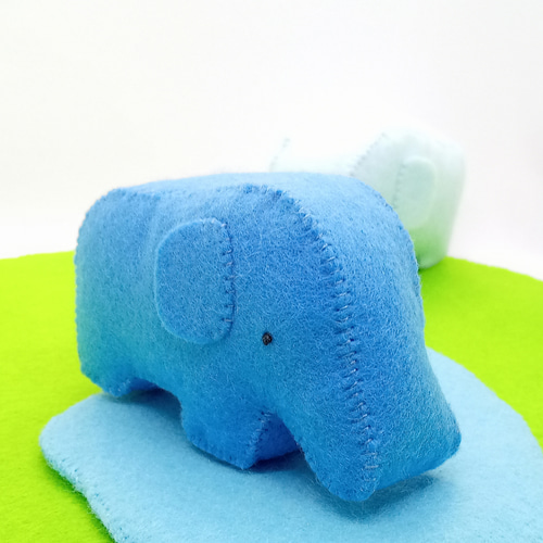 水色恐竜と小さな生き物のぬいぐるみ 41iQHjpeGqL.jpg_BO30,255,255,