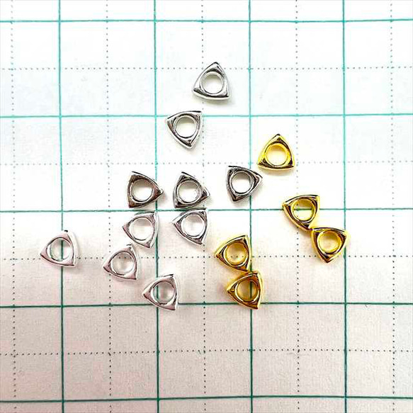 約 50 顆金屬珠，三角形，金色，圓孔，約 4 毫米，墊片，圓形，金屬配件 第2張的照片