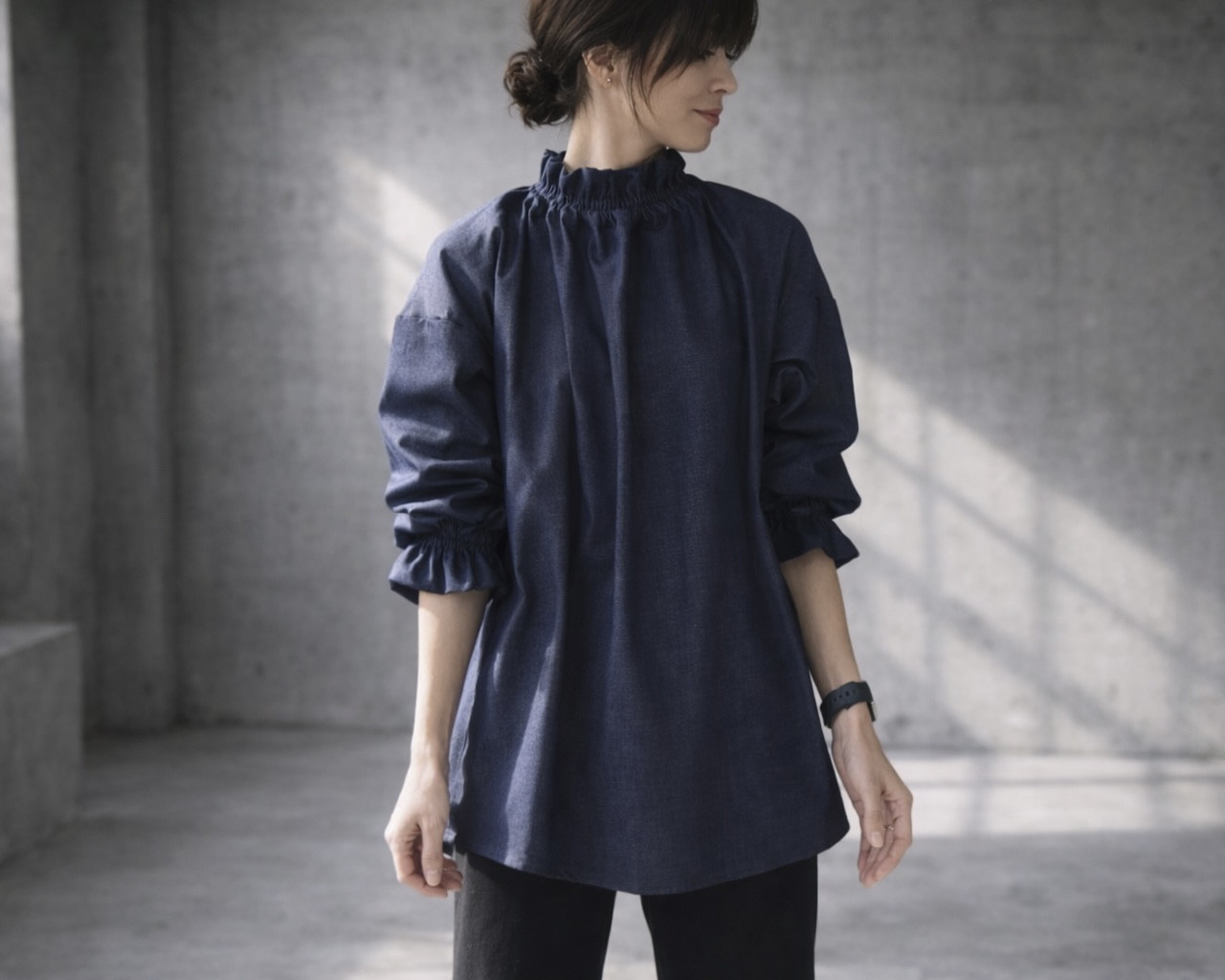 岡山県児島デニムで魅せる、フリルネックキャンディスリープブラウス／8オンスソフトデニムブラウス／インディゴ