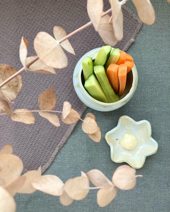 ギフトにも◎デザイン性◎個性的な一点もの！花をイメージした形の花マメ皿　〜練り込み無地柄〜　ミニサイズが可愛らしい 4枚目の画像