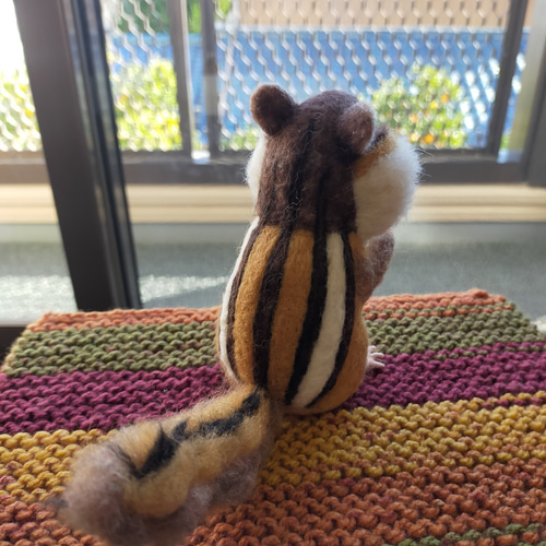 シマリス　リース（大、中）　羊毛フェルト シマリス リース（大、中） 羊毛フェルト