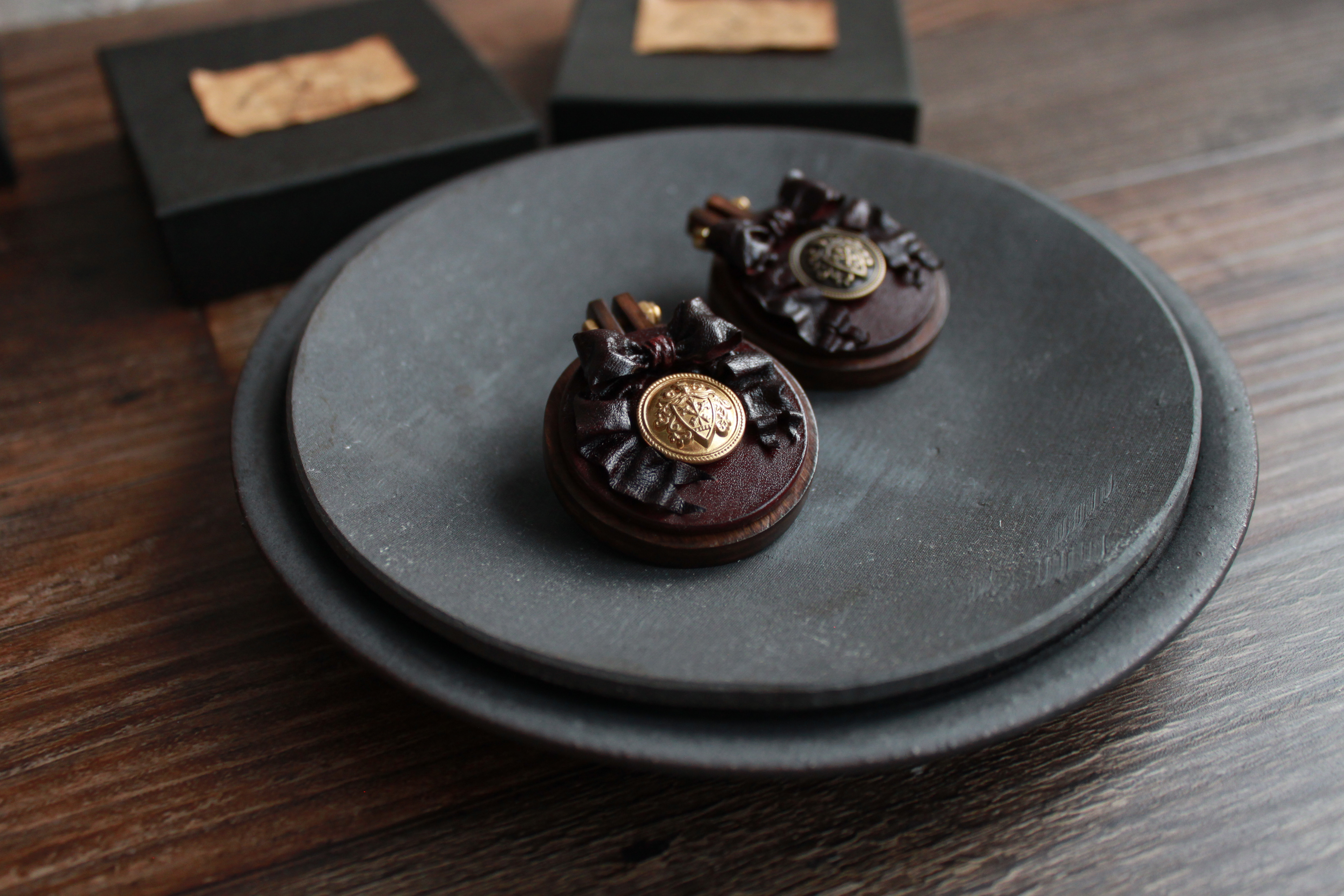 革で作ったリボンのブローチ【 Ribbon＆Button 】G