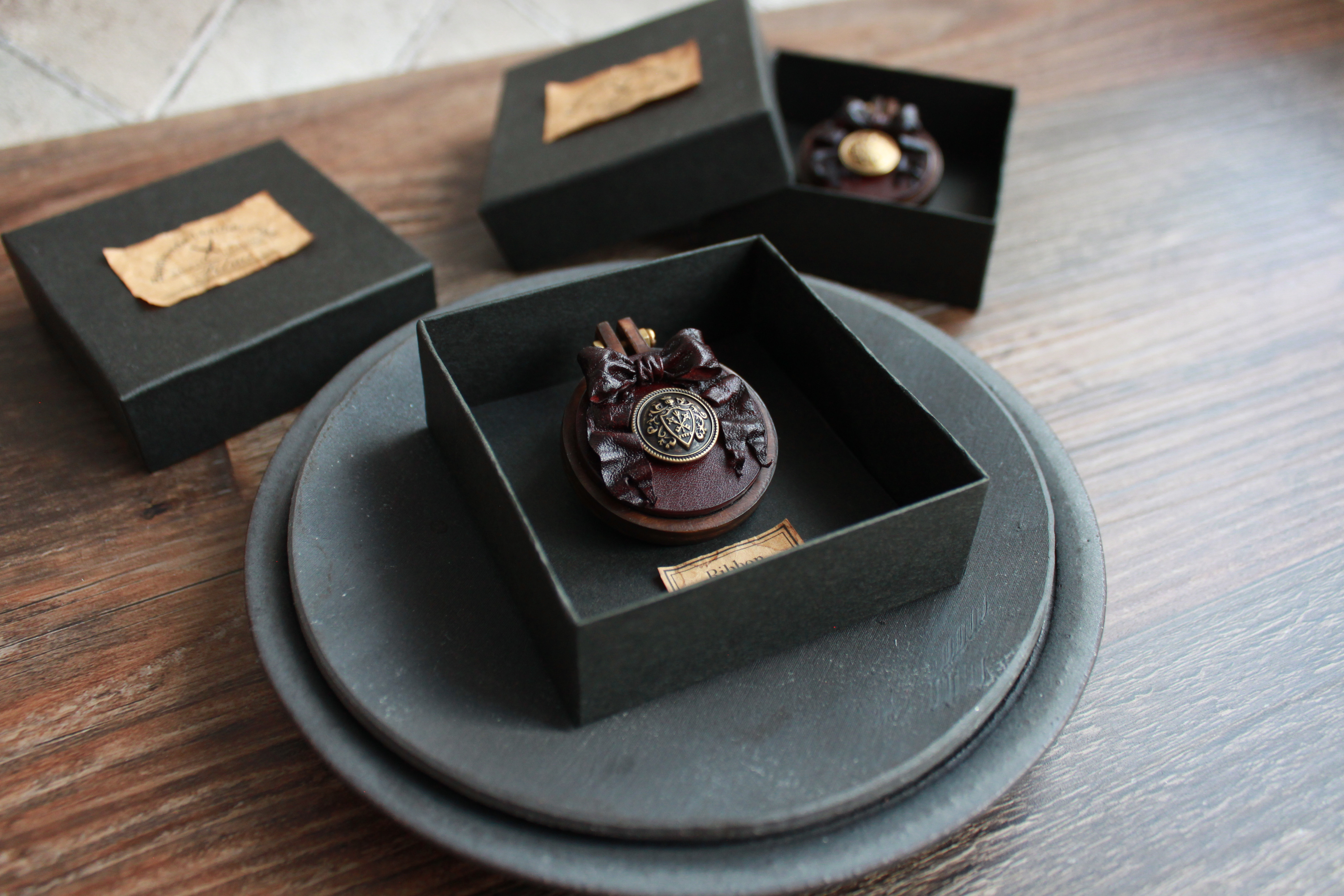 革で作ったリボンのブローチ【 Ribbon＆Button 】AG