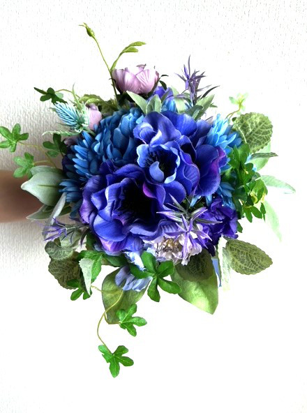 バラとアネモネのクラッチブーケ（ブートニアの2点セット）　ウェディング・披露宴・フォト撮影・ガーデンパーティ・トスブーケ