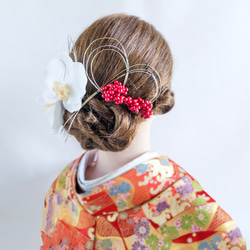 白い胡蝶蘭と赤い実の髪飾り 結婚式・成人式・卒業式に 和装 和風 アーティフィシャルフラワー 5枚目の画像