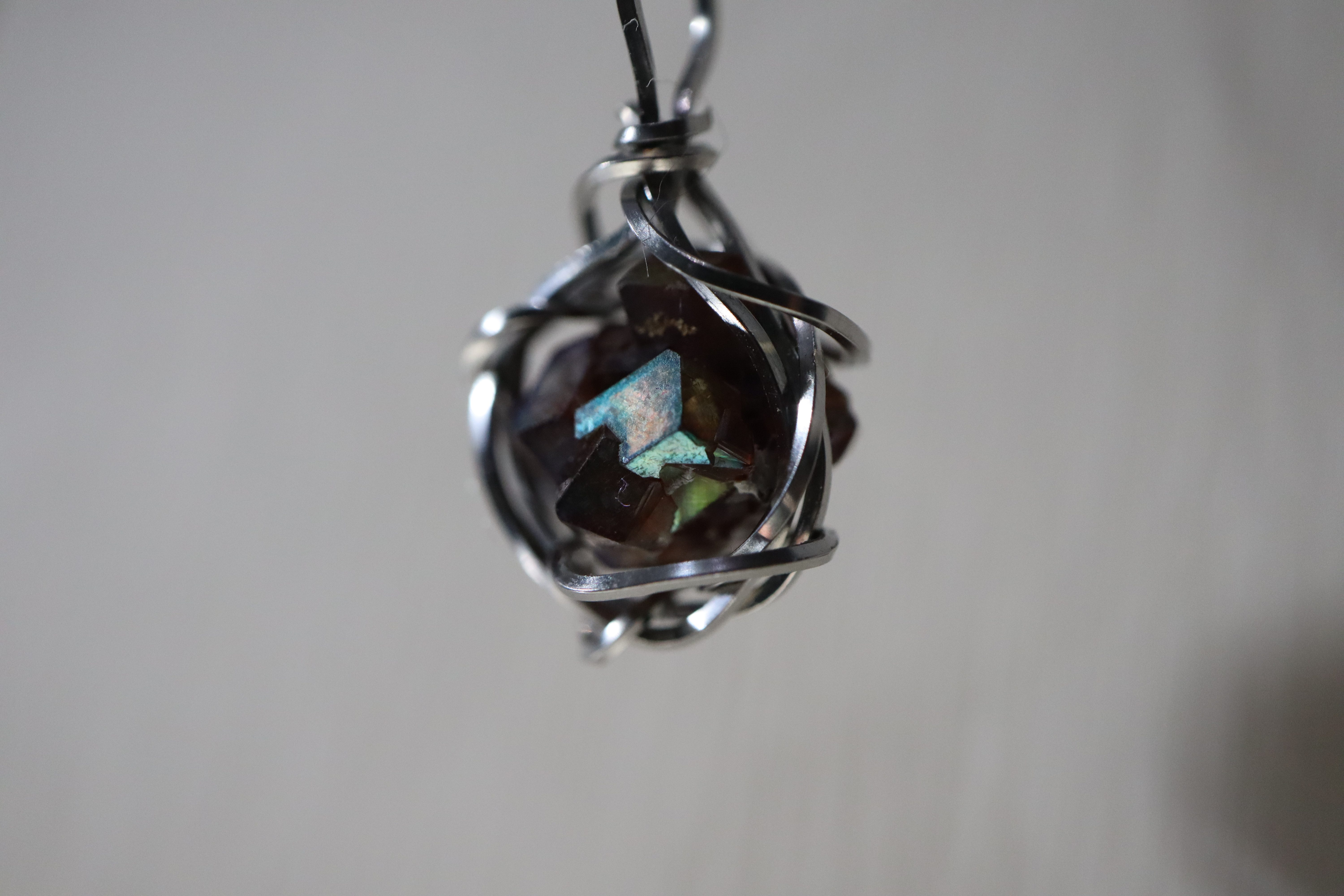 奈良県天川村産レインボーガーネット原石のペンダント