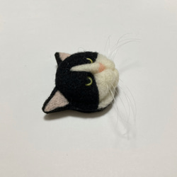 羊毛フェルト 猫ブローチ ハチワレ 3枚目の画像