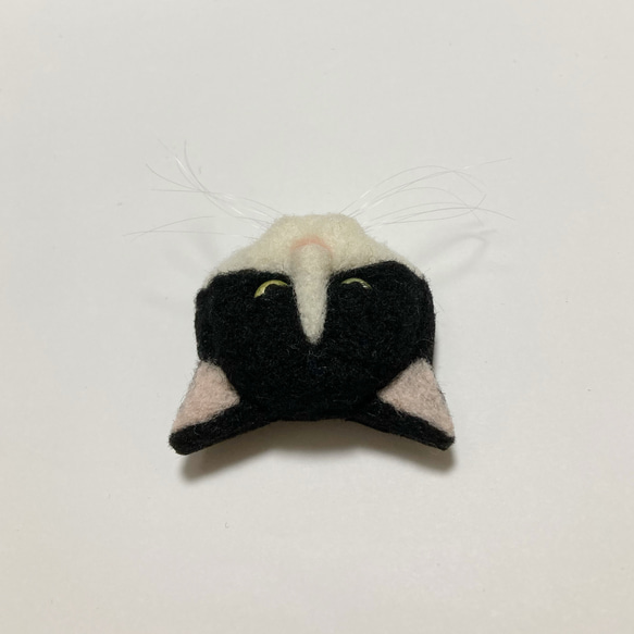 羊毛フェルト 猫ブローチ ハチワレ 4枚目の画像