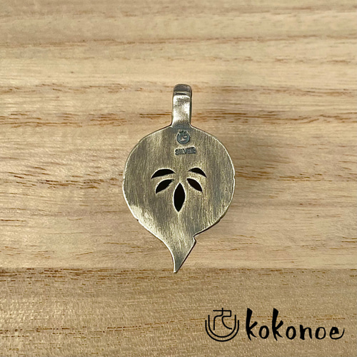 虎伏ペンダントトップ【silver925】 ペンダントトップ kokonoe