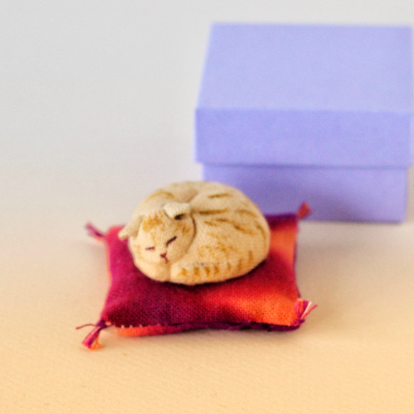 小さな猫のお人形ブローチ【茶トラ】 1枚目の画像