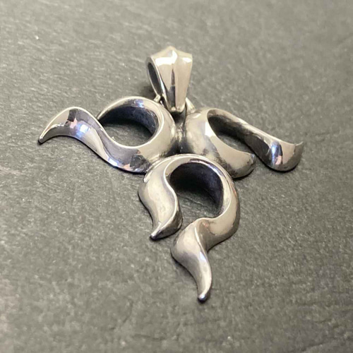 炎がモチーフの民族模様「フレイム アイヌ ペンダント」 ペンダント