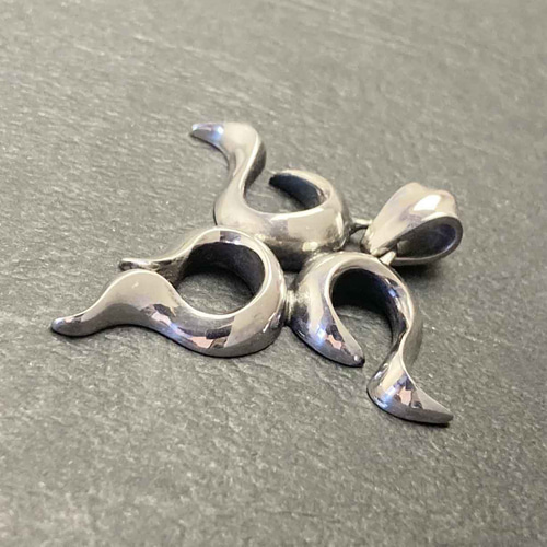 炎がモチーフの民族模様「フレイム アイヌ ペンダント」 ペンダント