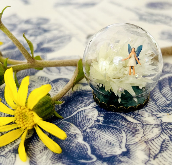 ミニガラスドームの妖精（ホワイトデージーその1）　妖精標本商会　小瓶の妖精　妖精アクセサリー　妖精置き物　フェアリー 7枚目の画像