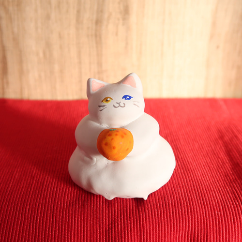 白猫の鏡餅 つぶらなおめめ 鏡餅 poyam 通販 17035195｜Creema(クリーマ)