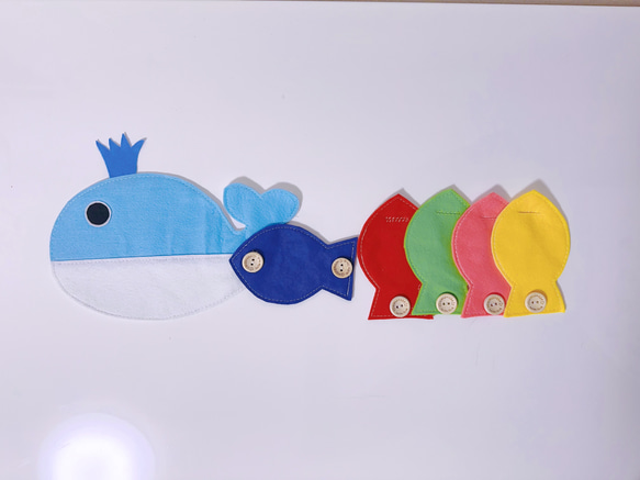 知育玩具　サメと魚のボタン練習 2枚目の画像