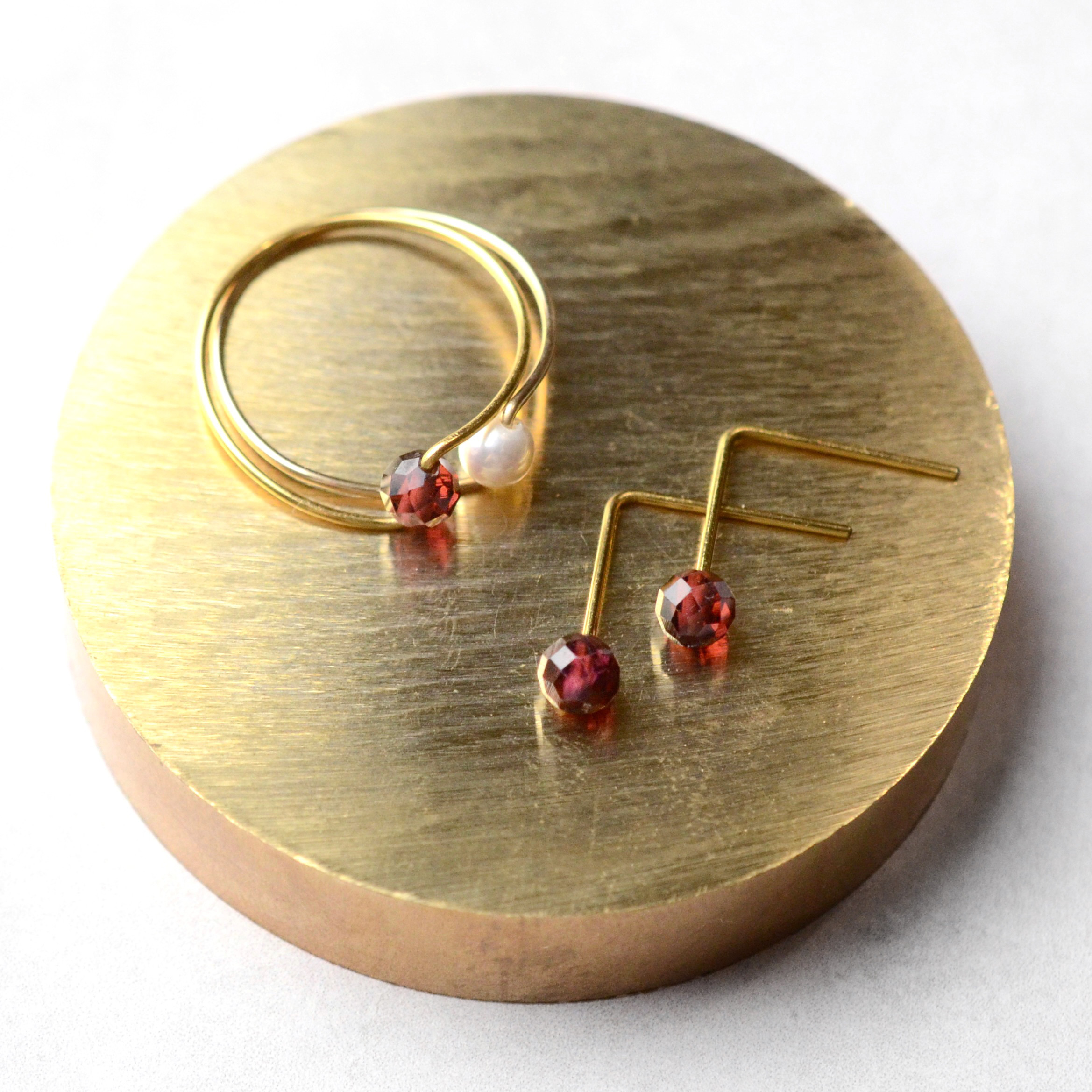 ギフトセット モザンビークガーネット ピアスと指輪のセット サージカルステンレス 貝パール プレゼント 春の福袋