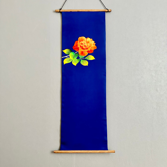 帯のタペストリー　鮮やかな青に咲く薔薇　着物リメイク インテリア　掛け軸 　正月飾り　ギフト　古民家　壁飾り　日本　土産 3枚目の画像